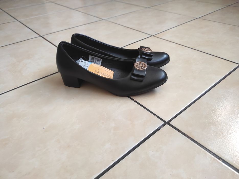 Nowe skórzane czółenka roz. 37