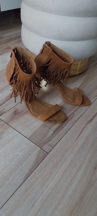 Sandałki damskie 37 boho z frędzlami na szpilce brąz camel