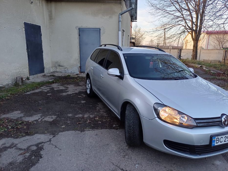 Продаєця авто Volkswagen Golf 6