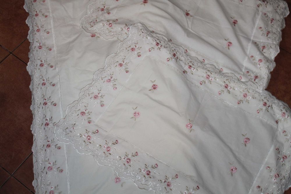 Pościel haftowana z falbanką
