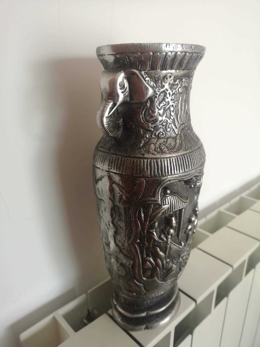 Jarra em ferro com relevos
