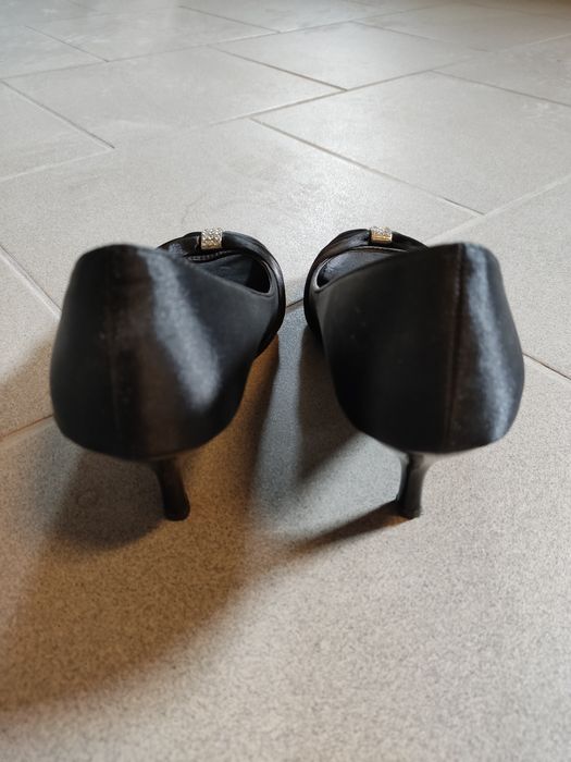 Eleganckie satynowe buty na obcasie z odkrytymi palcami