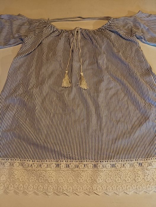 Blusa às riscas em azul e branco