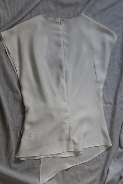 Blusa silhueta assimétrica com detalhe de nó