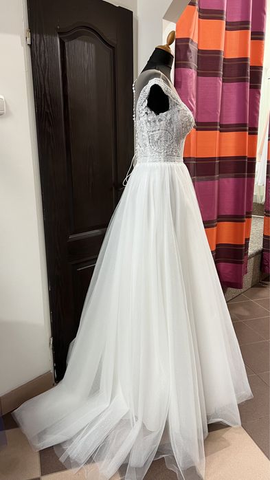 Suknia ślubna z błyszczącą warstwą spódnicy