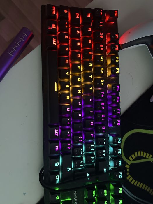 Teclado mecanico e rato incluido