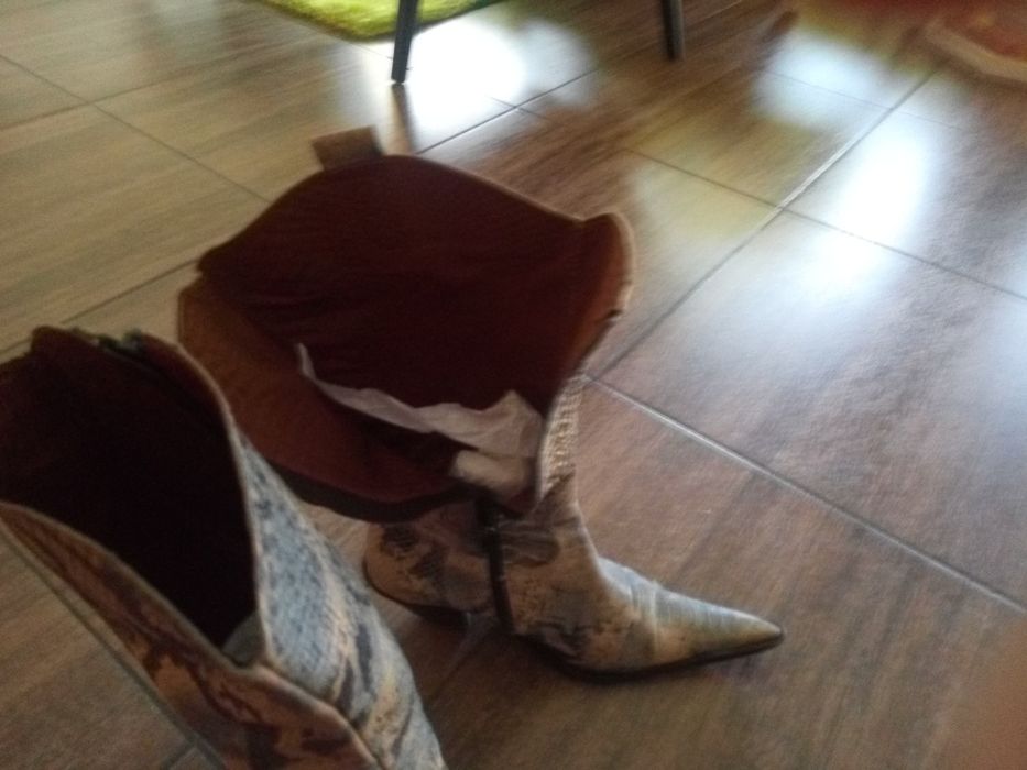 Botas em pele
