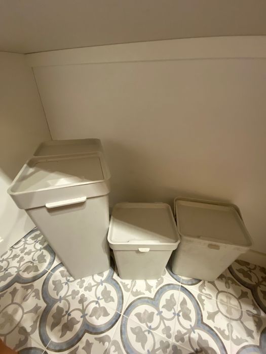 Caixotes lixo com tampa