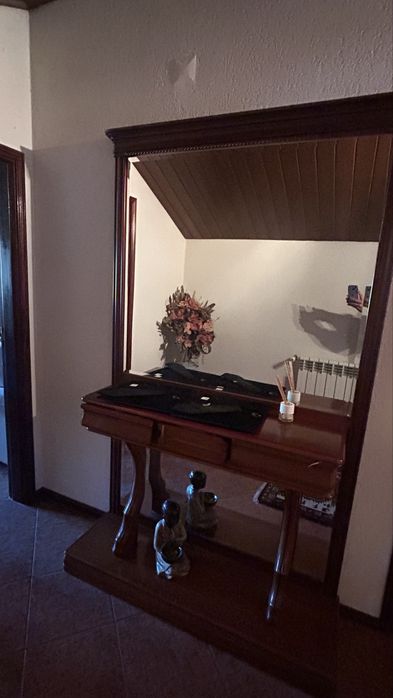Móveis de sala com mesa e cadeiras