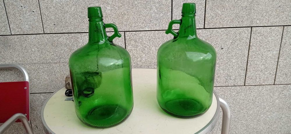 garrafões muito antigos