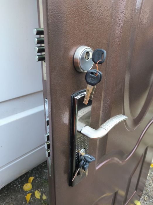 Двері вхідні металеві з коробкою, два набори ключів