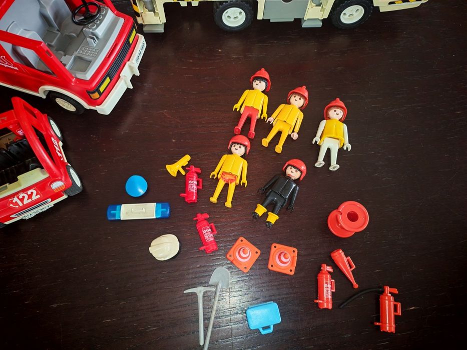 Playmobil duży wóz strażacki+ mniejsze wozy + ludziki