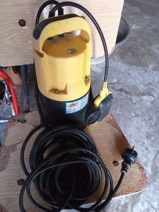 Bomba com boia para sugar qualquer tipo de águas.