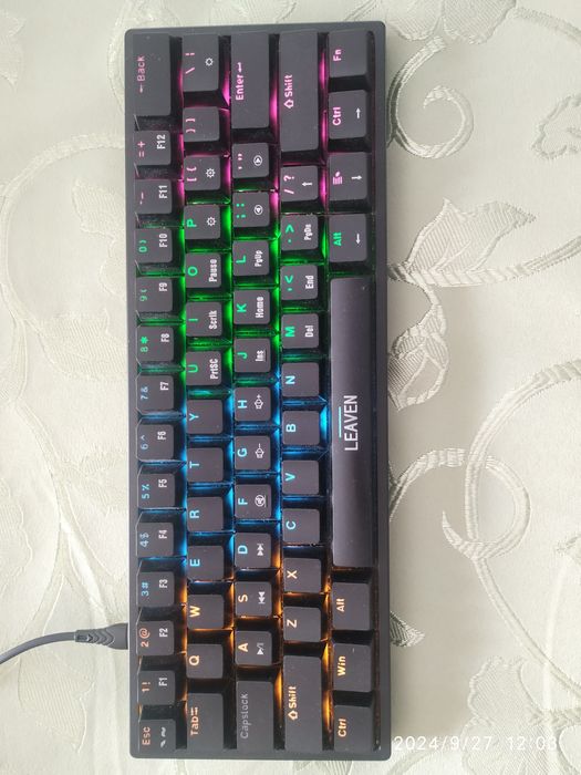 Механічна клавіатура на синіх свічах Leaven K620