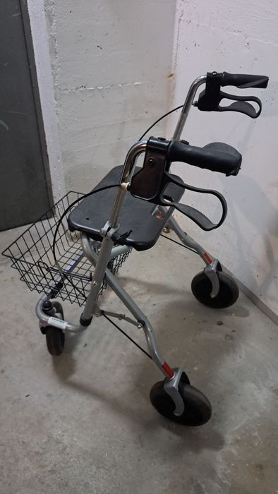 Balkonik z koszykiem, i siedziskiem dla osób starszych.