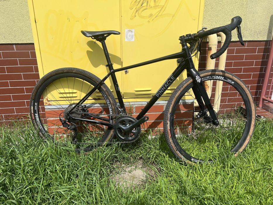 Gravel Pinnacle Arkose D2, DT swiss 521, GRX400.
