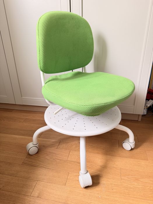 Dwa foteliki dzięcięce krzesła obrotowe Ikea Vimund Orfjall