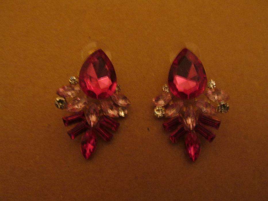 Brincos com pedras em rosa