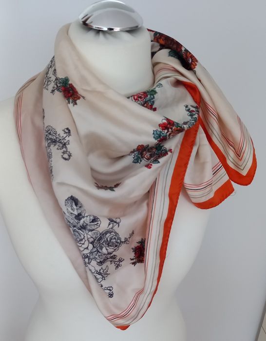 Modne  dodatki wiskoza wzorzyste nowe