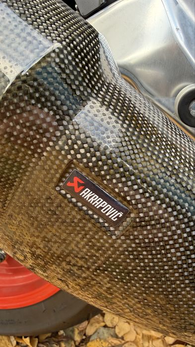 Наклейка akrapovic в силіконі на накладку вихлопа