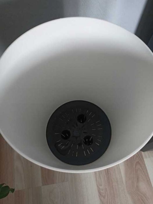 Doniczka wysoka z nóżkami Biała Doniczka wysoka z nóżkami tuba