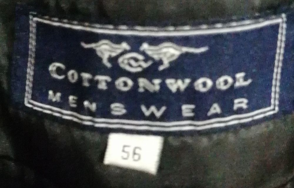 Sobretudo de cor preta