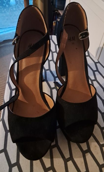 Buty czarne, zamszowe na wysokim słupku  39