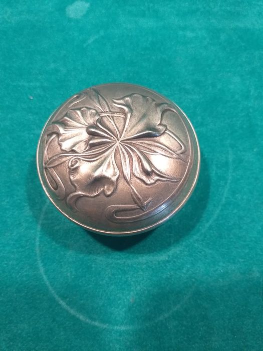 Caixa redonda em casquinha arte nova