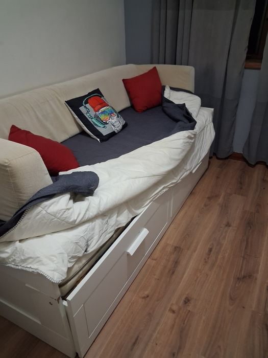 Cama solteiro  transformavel com colcha usada