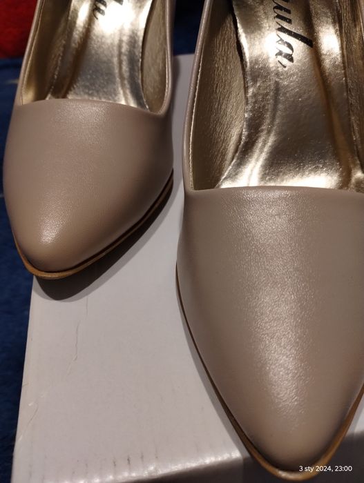 Piękne Czółenka matowe beżowe szpilka 40