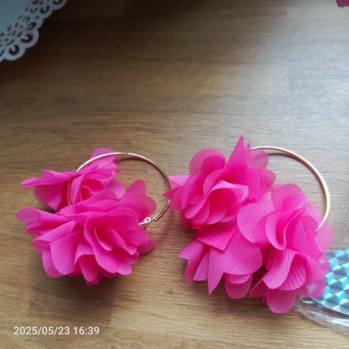 Nowe piękne kolczyki różowe płatki na złotych kołach