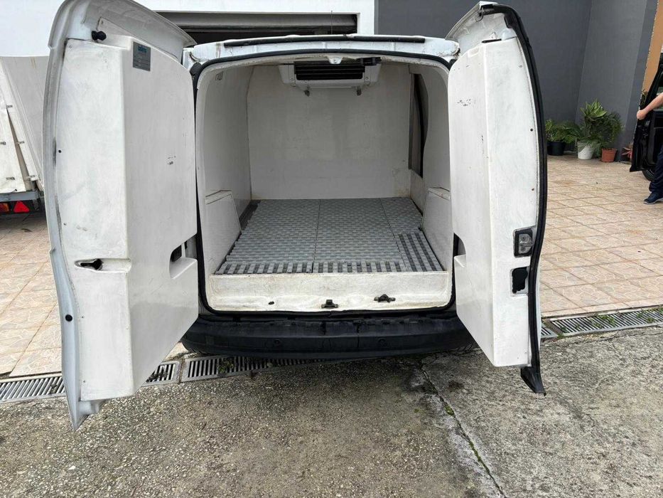 Renault Kangoo (caixa isotérmica com motor de frio)