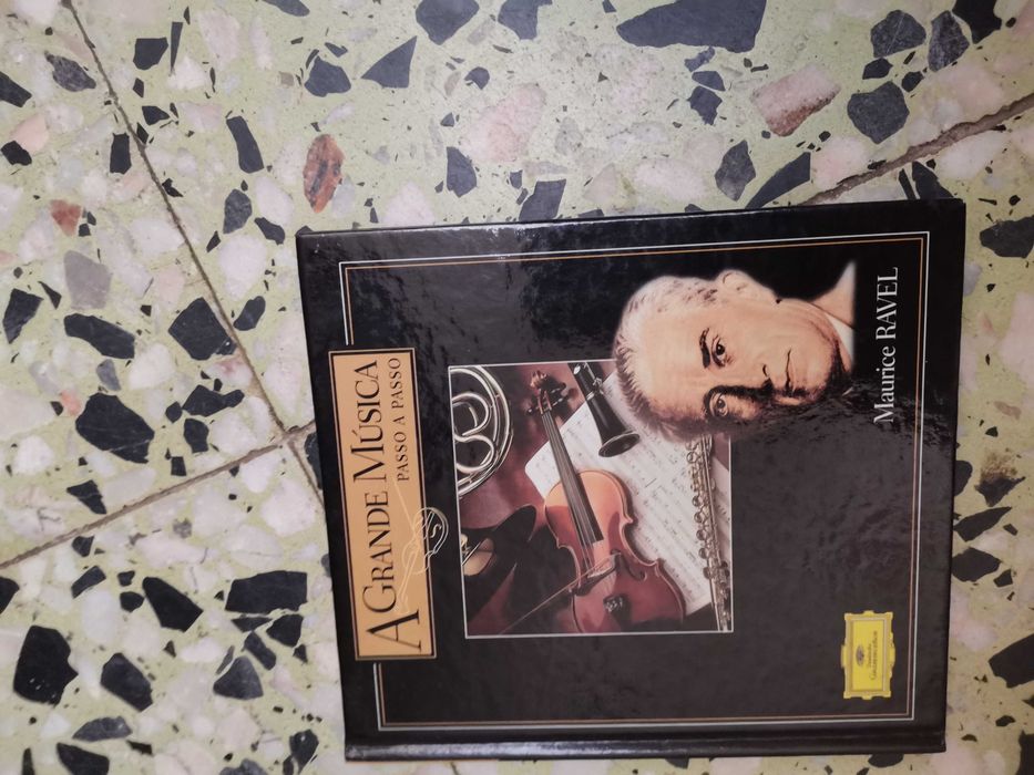 Coleção de CDs e livros música clássica.