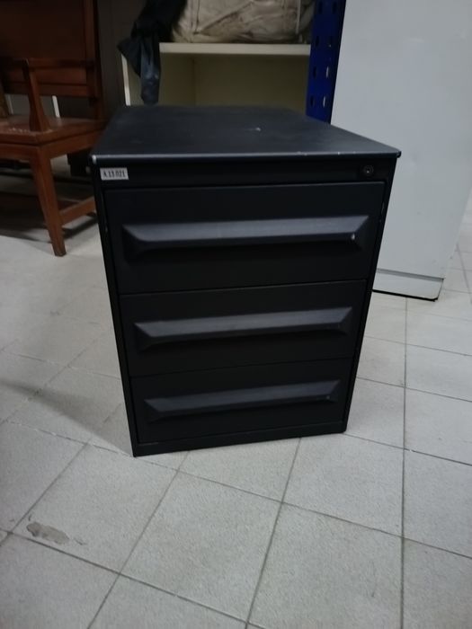 Armário de gavetas preto