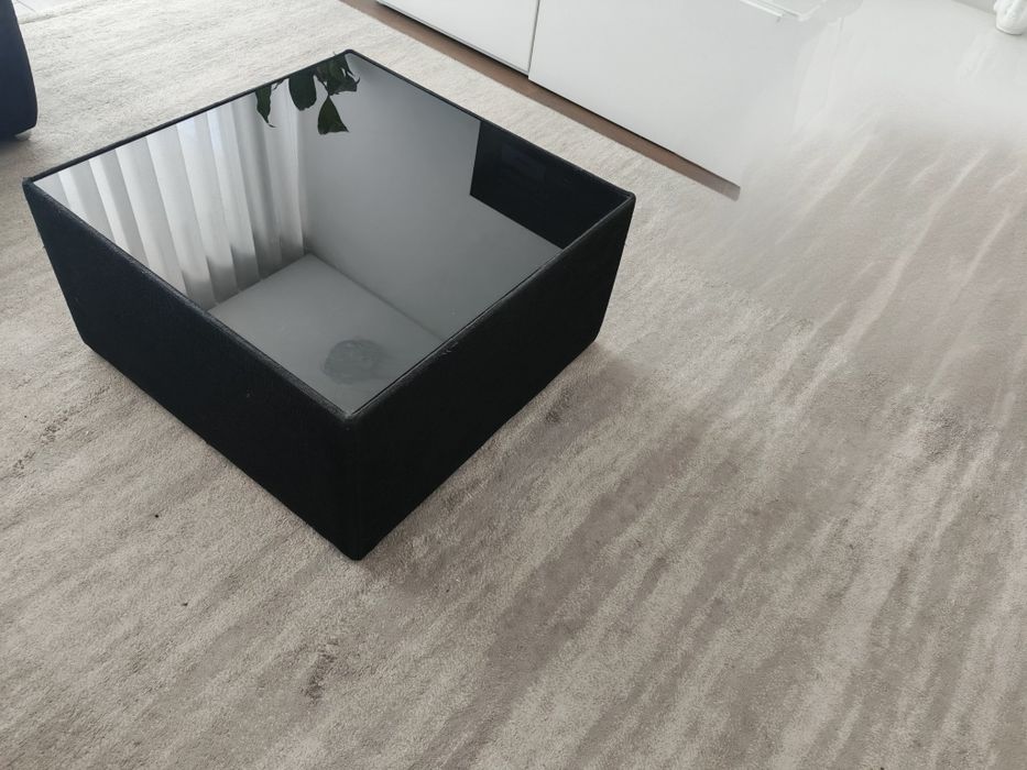 Sofá com chaiselong e mesa de centro