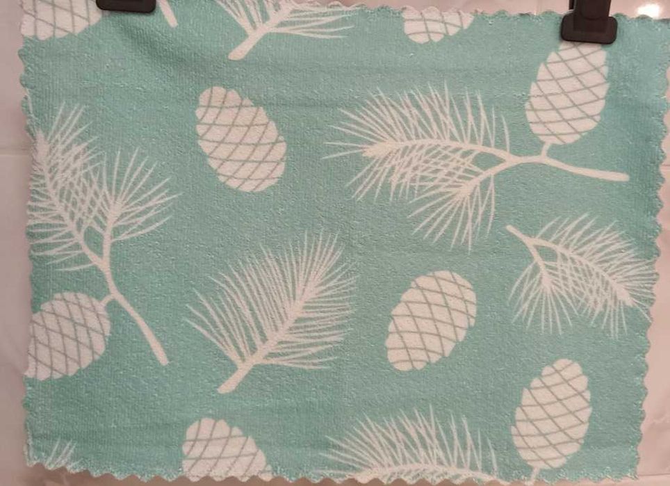 2 małe ręczniki kuchenne wielobarwne.