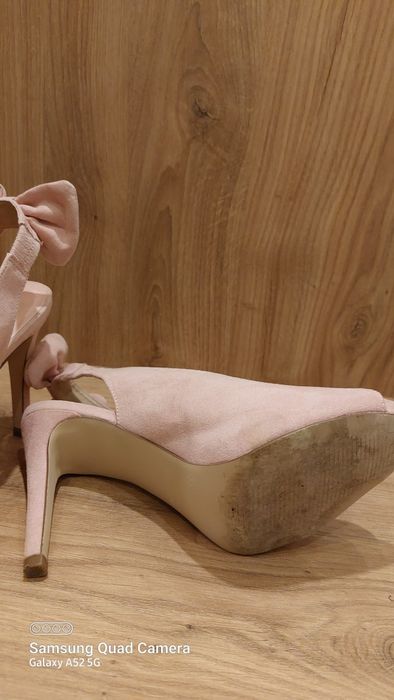 Różowe szpilki ślubne