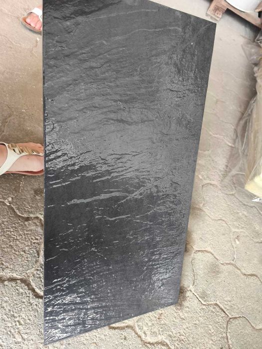 Revestimento de parede "Revigrés" cinza escuro com relevo – 10 € / m²
