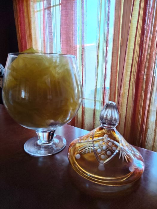 Lindíssima taça em vidro transparente com uma tampa em cristal