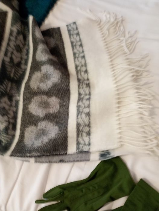 Piękna kurtka koloru zielonej szparagi wraz z szalikiem i rękawiczkami