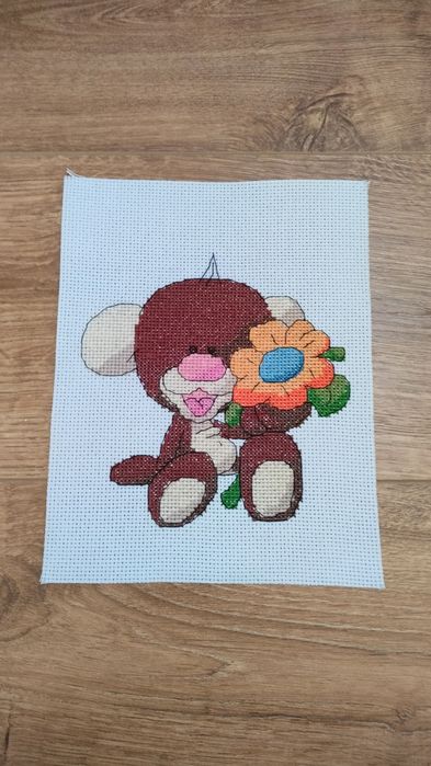 Haft krzyżykowy Miś z kwiatkiem