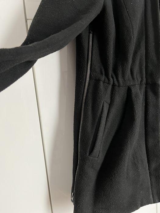 Płaszcz ciążowy z kapturem i regulacja obwodu