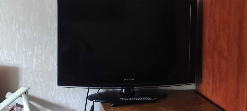 Продаю телевізор Samsung LE32C450E1W LCD + Медіаплеєр Google Chromecast2