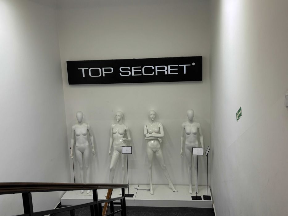 Meble sklepu odzieżowego - Greenpoint i Top Secret / wyposażenie sklepowe
