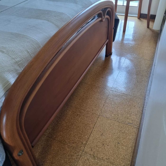 Quarto em excelente estado, CAMA, 2 Mesas de cabeceira e estrado!