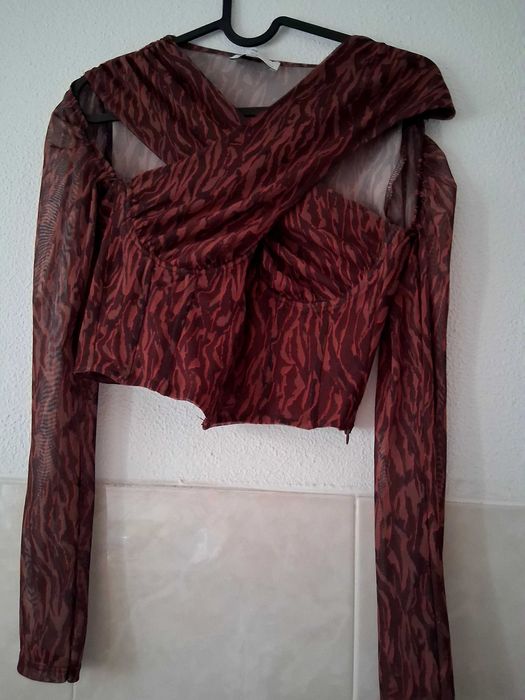Calça e top Bershka.