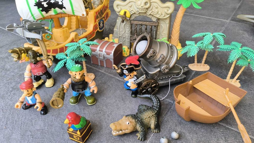 Barco Pirata com 6 figuras e muitos acessórios