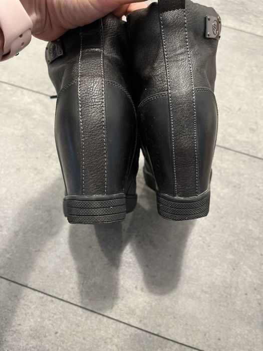 Wysokie botki sznurowane na koturnie