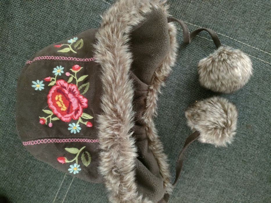 Czapka niemowlęca z haftem i pomponami 68 H&M