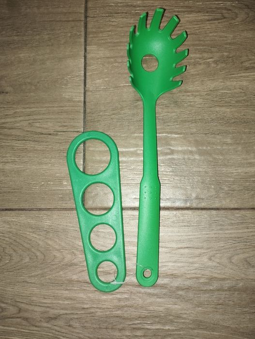 Łyżka cedzakowa i miarka do makaronu